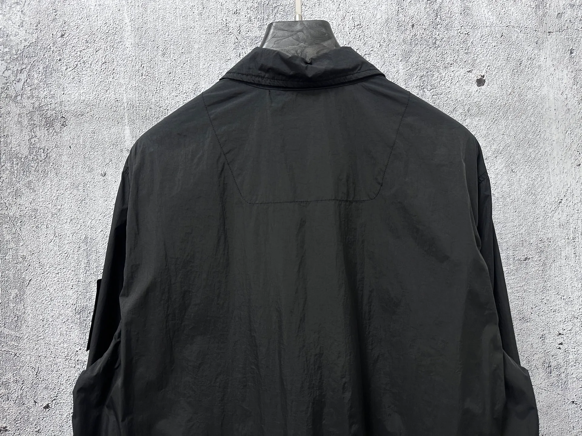 P360 [STONE ISLAND] Stone Island 25s black metal nylon jacket. Made of customized metal nylon fabric. The cost is quite high. The cross-section is Y-shaped. Fastness level is above level 3. Windproof, splash-proof, and anti-static. Garment dyeing technology gives a unique light metallic luster. Simple and elegant design. Compass mark on the left chest. Logo on the left sleeve. Uniform for men and women. Suitable for daily commuting. Size: S-XL